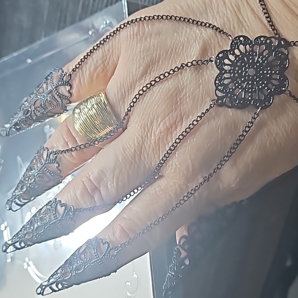 Gothic finger bracelet halloween black